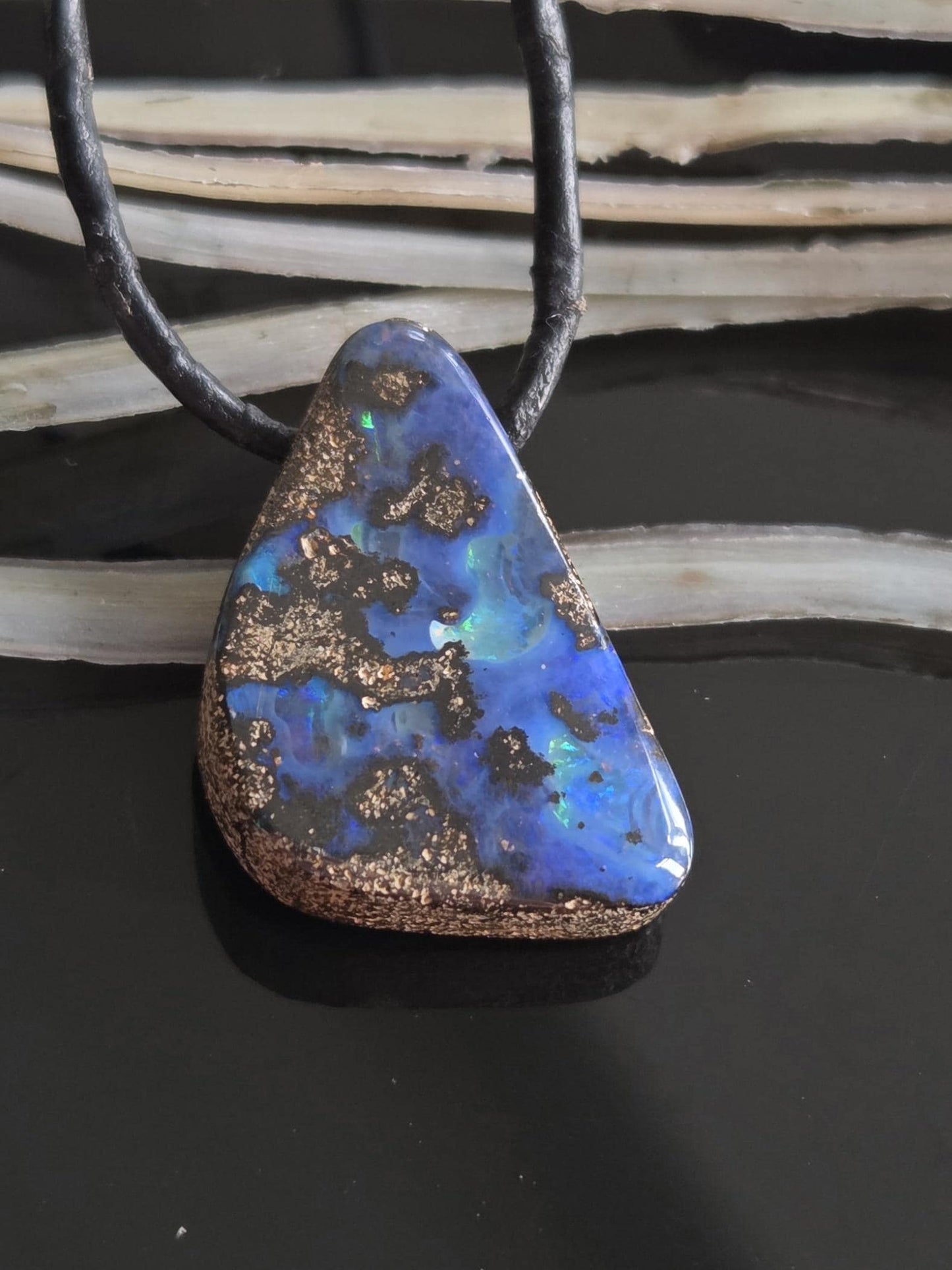 Kleiner blauer Boulder Opal Anhänger," Little Waterworld", 24 x 18 x 7 mm, gebohrt, an verstellbarem Lederband