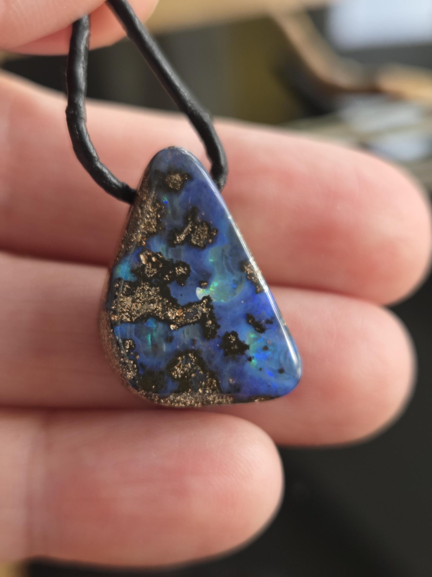 Kleiner blauer Boulder Opal Anhänger," Little Waterworld", 24 x 18 x 7 mm, gebohrt, an verstellbarem Lederband