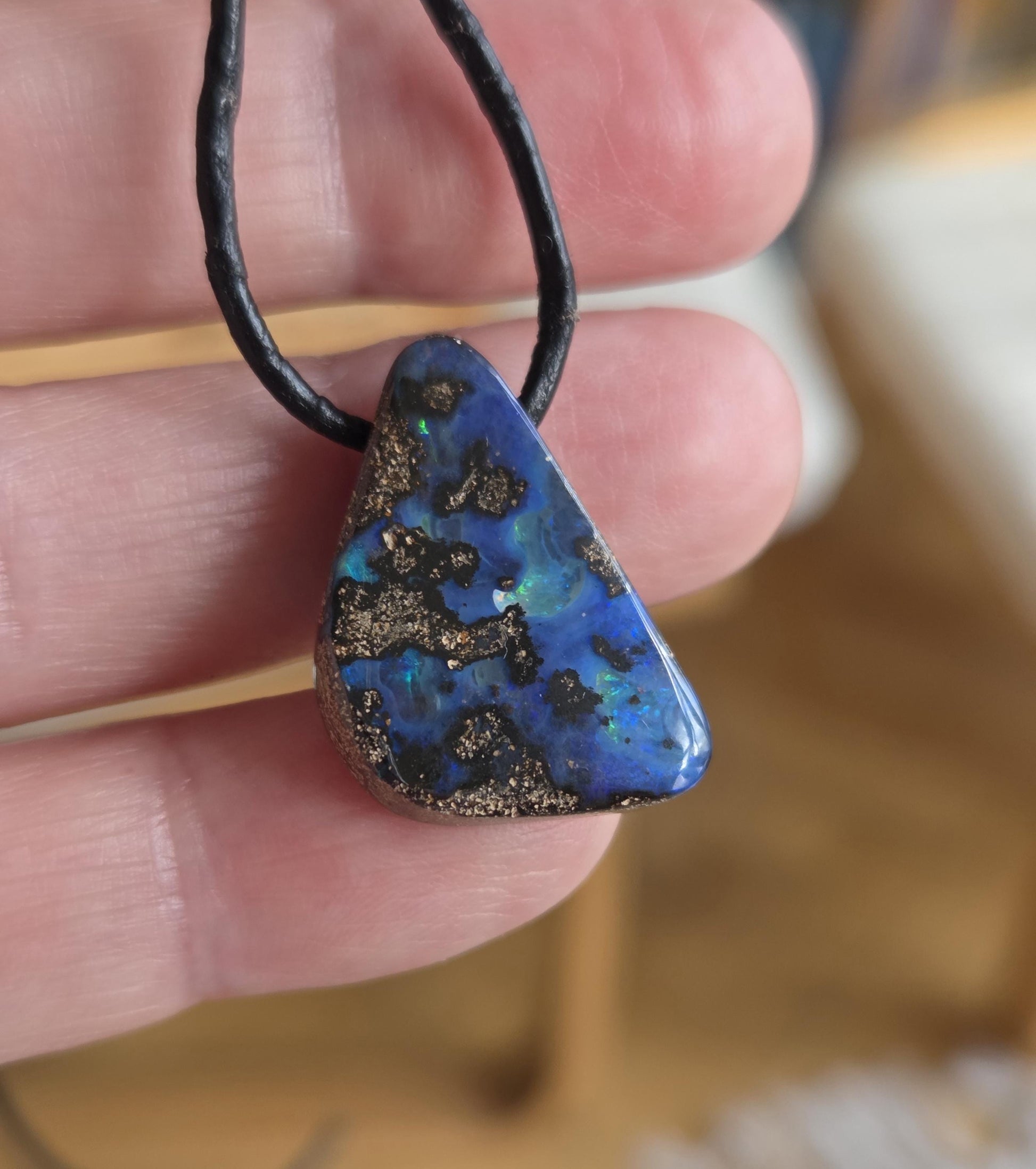 Kleiner blauer Boulder Opal Anhänger," Little Waterworld", 24 x 18 x 7 mm, gebohrt, an verstellbarem Lederband