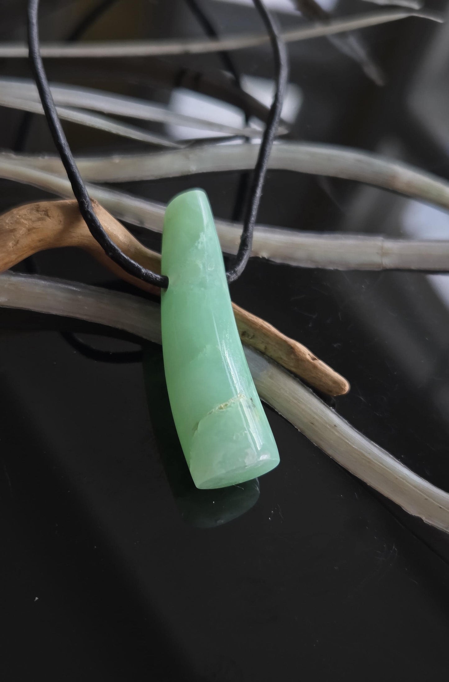 Außergewöhnlicher Chrysopras Anhänger, 40 x 12 x 10 mm, gebohrt, an verstellbarem Lederband