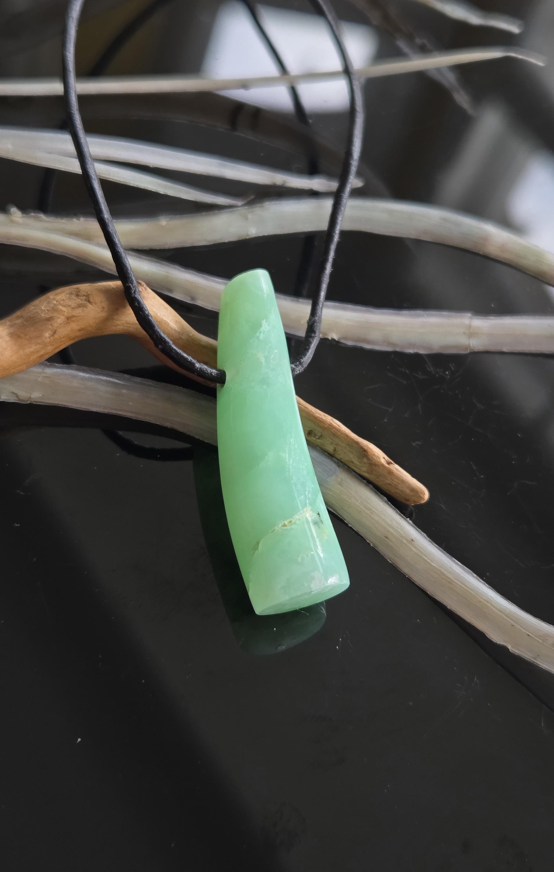 Außergewöhnlicher Chrysopras Anhänger, 40 x 12 x 10 mm, gebohrt, an verstellbarem Lederband