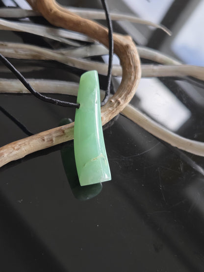 Außergewöhnlicher Chrysopras Anhänger, 40 x 12 x 10 mm, gebohrt, an verstellbarem Lederband