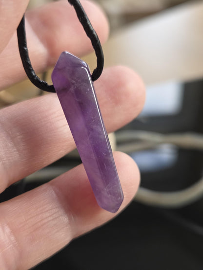 Amethyst Kristall Spitze Anhänger, 31 x 9 x 9 mm, gebohrt, an verstellbarem Lederband