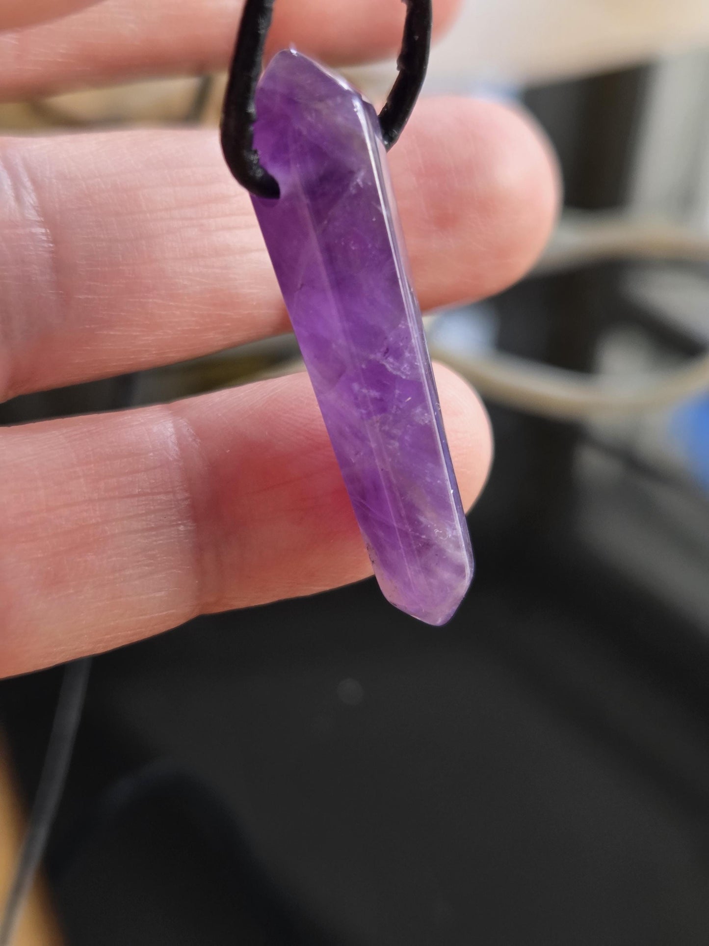 Amethyst Kristall Spitze Anhänger, 31 x 9 x 9 mm, gebohrt, an verstellbarem Lederband