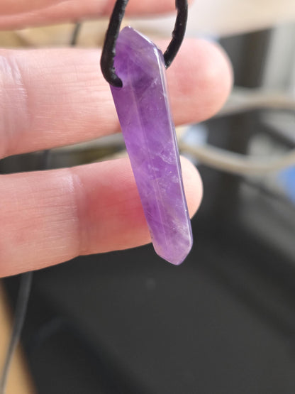 Amethyst Kristall Spitze Anhänger, 31 x 9 x 9 mm, gebohrt, an verstellbarem Lederband