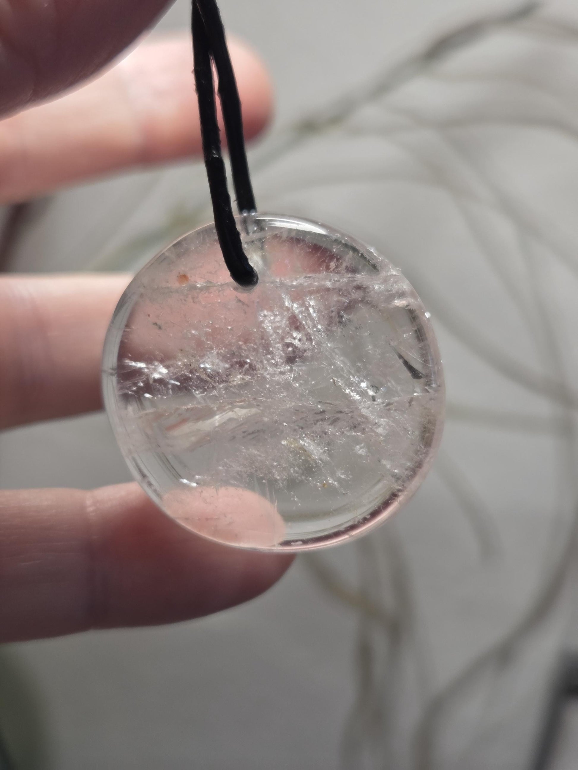 Toller, großer Bergkristall Phantamquarz Anhänger Scheibe, 33 x 33 x 9 mm, gebohrt, an verstellbarem Lederband, Mont Blanc