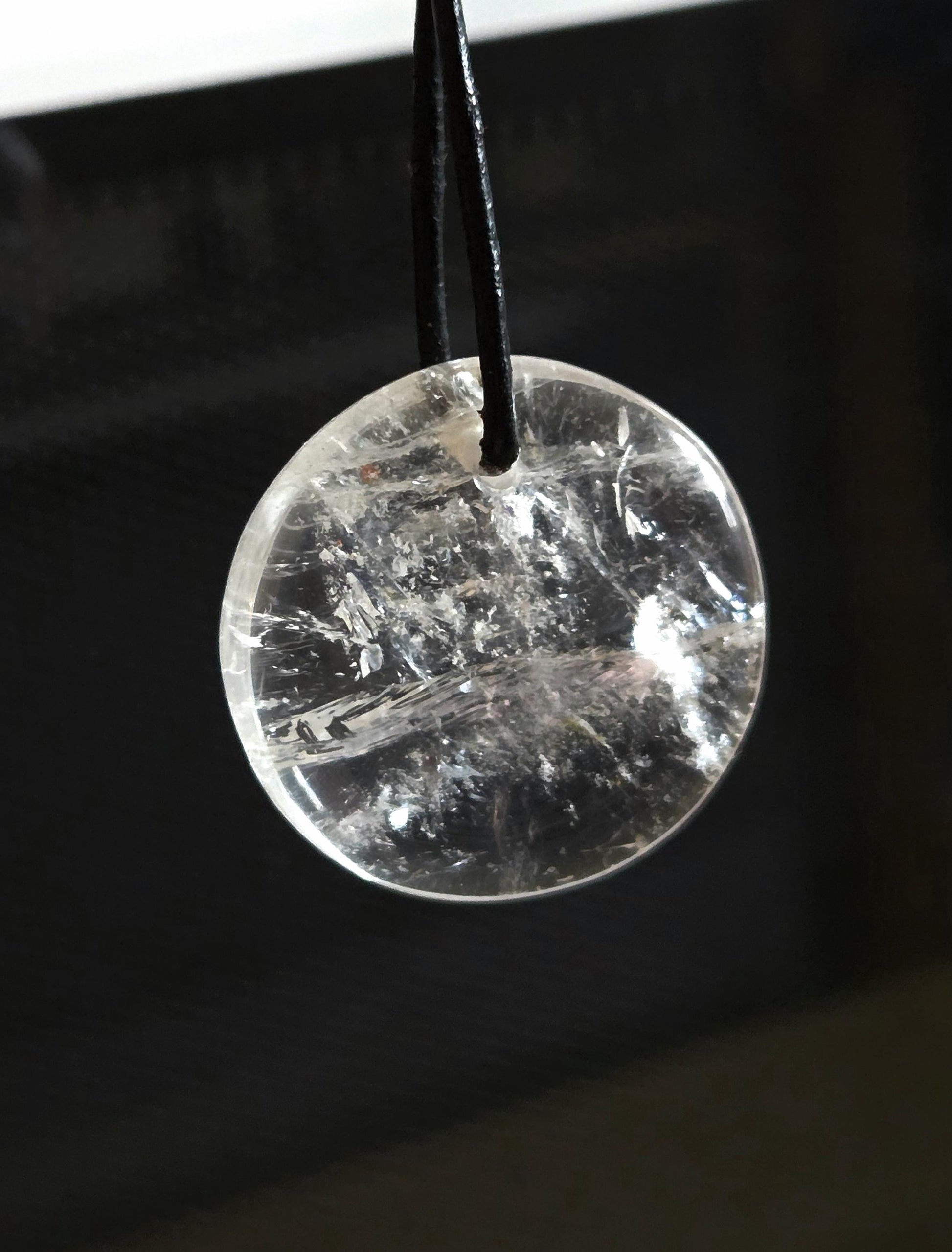 Toller, großer Bergkristall Phantamquarz Anhänger Scheibe, 33 x 33 x 9 mm, gebohrt, an verstellbarem Lederband, Mont Blanc