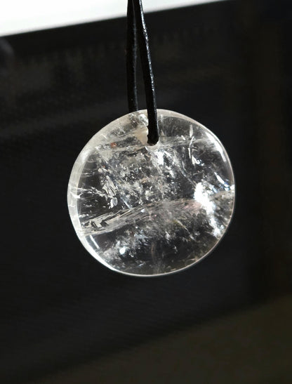 Toller, großer Bergkristall Phantamquarz Anhänger Scheibe, 33 x 33 x 9 mm, gebohrt, an verstellbarem Lederband, Mont Blanc