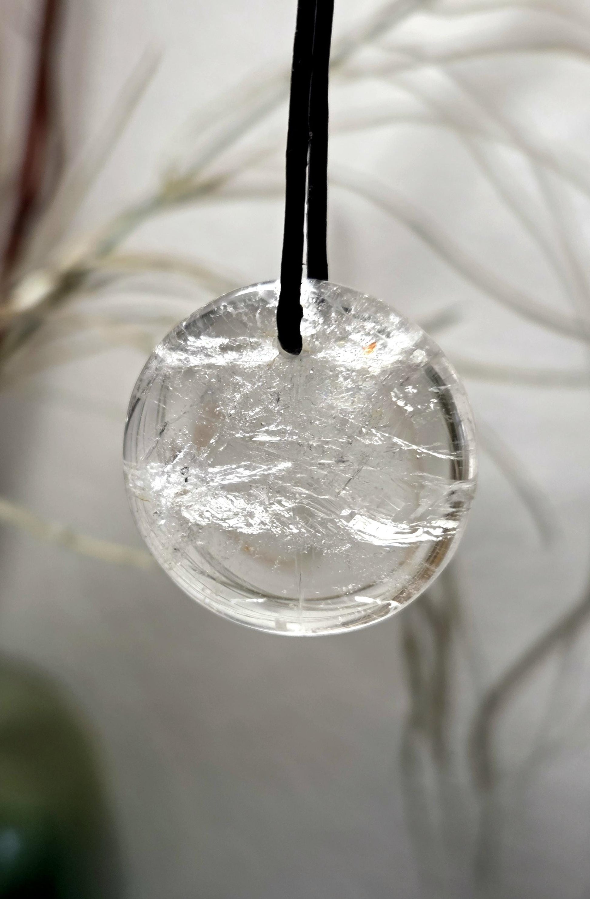 Toller, großer Bergkristall Phantamquarz Anhänger Scheibe, 33 x 33 x 9 mm, gebohrt, an verstellbarem Lederband, Mont Blanc