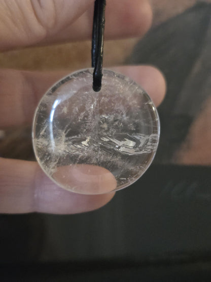 Toller, großer Bergkristall Phantamquarz Anhänger Scheibe, 33 x 33 x 9 mm, gebohrt, an verstellbarem Lederband, Mont Blanc