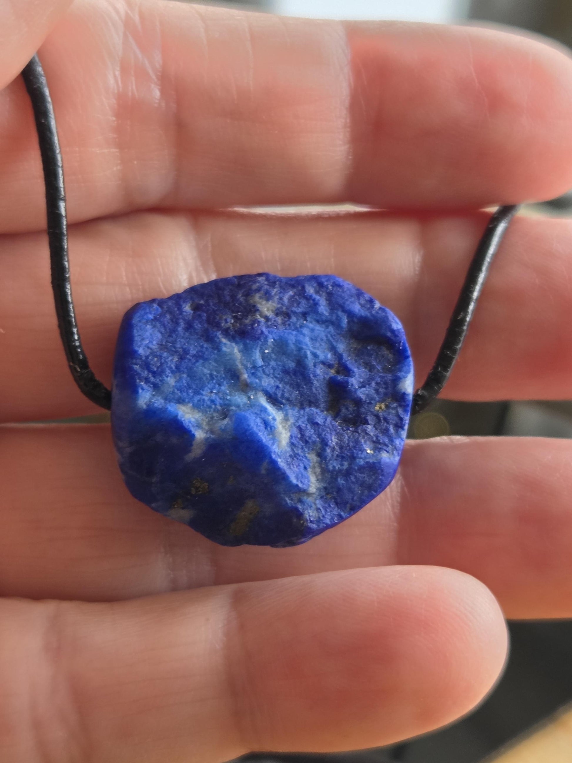 Lapislazuli Lapis Lazuli Anhänger, Stein der Engel, 24 x 25 x 12 mm, gebohrt, an verstellbarem Lederband