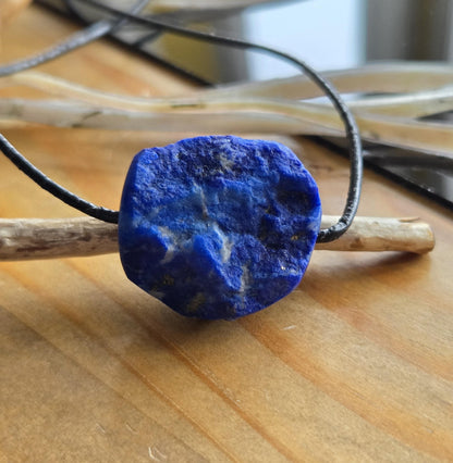 Lapislazuli Lapis Lazuli Anhänger, Stein der Engel, 24 x 25 x 12 mm, gebohrt, an verstellbarem Lederband