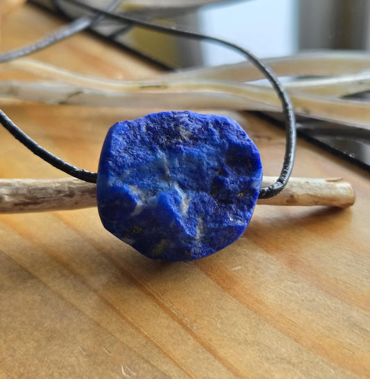 Lapislazuli Lapis Lazuli Anhänger, Stein der Engel, 24 x 25 x 12 mm, gebohrt, an verstellbarem Lederband