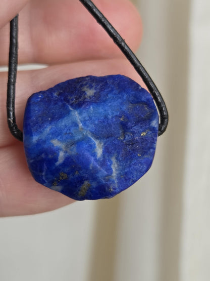 Lapislazuli Lapis Lazuli Anhänger, Stein der Engel, 24 x 25 x 12 mm, gebohrt, an verstellbarem Lederband