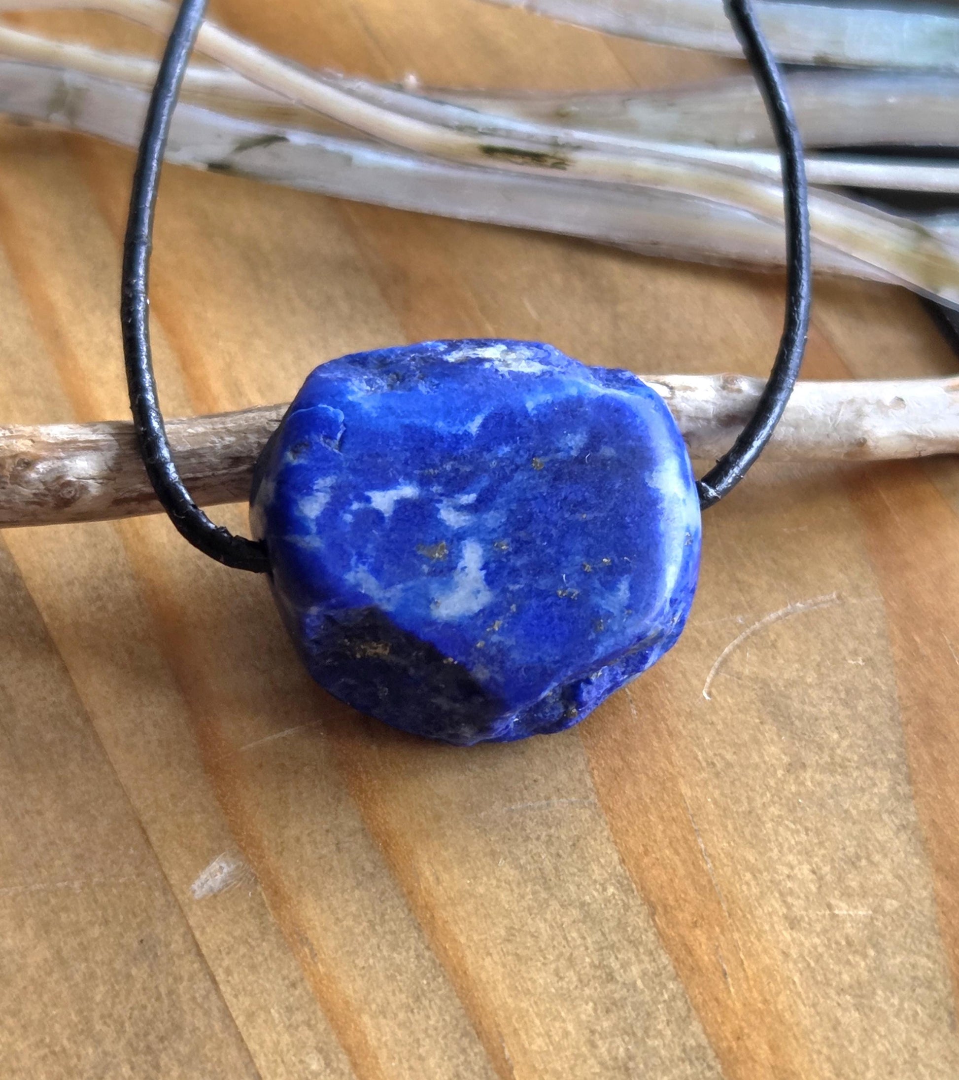 Lapislazuli Lapis Lazuli Anhänger, Stein der Engel, 24 x 25 x 12 mm, gebohrt, an verstellbarem Lederband