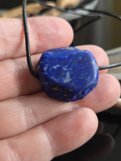 Lapislazuli Lapis Lazuli Anhänger, Stein der Engel, 24 x 25 x 12 mm, gebohrt, an verstellbarem Lederband