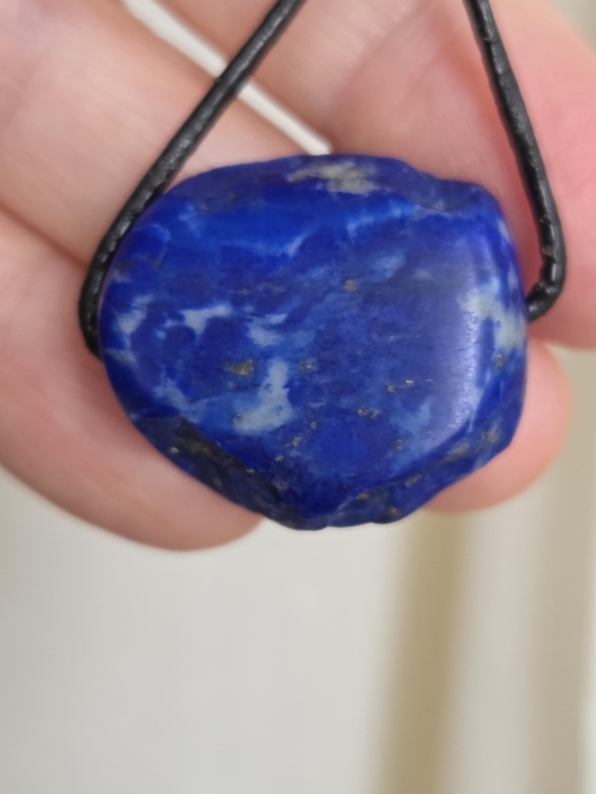 Lapislazuli Lapis Lazuli Anhänger, Stein der Engel, 24 x 25 x 12 mm, gebohrt, an verstellbarem Lederband
