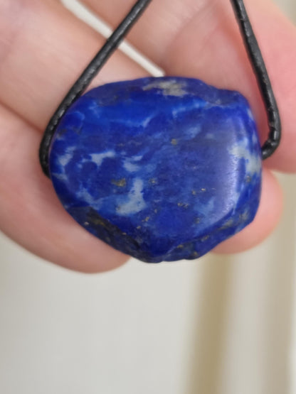 Lapislazuli Lapis Lazuli Anhänger, Stein der Engel, 24 x 25 x 12 mm, gebohrt, an verstellbarem Lederband