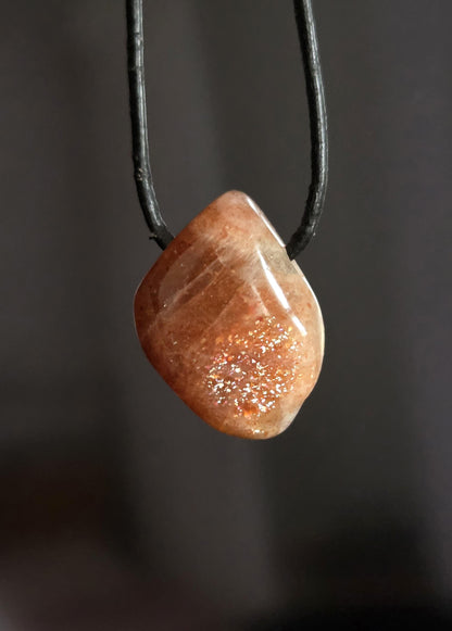 Glitzernder Sonnenstein Anhänger, 24 x 18 x 12 mm, gebohrt, an verstellbarem Lederband