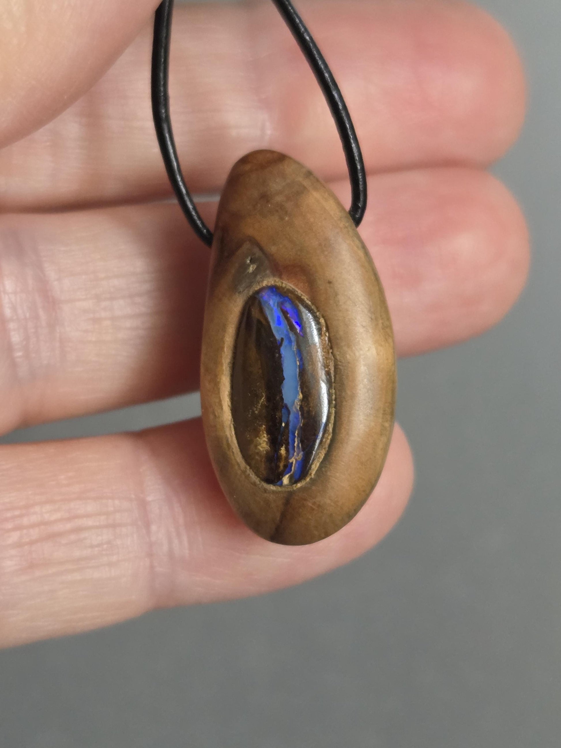 Kleine Baumperlen Anhänger der Eiche mit Boulder Opal, Holz Anhänger mit Edelstein, 29 x 14 x 9 mm, an verstellbarem Lederband