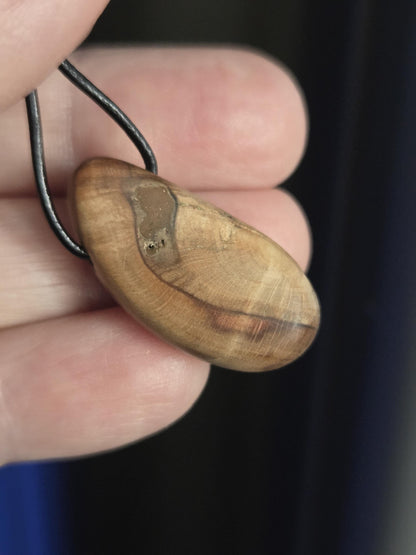 Kleine Baumperlen Anhänger der Eiche mit Boulder Opal, Holz Anhänger mit Edelstein, 29 x 14 x 9 mm, an verstellbarem Lederband