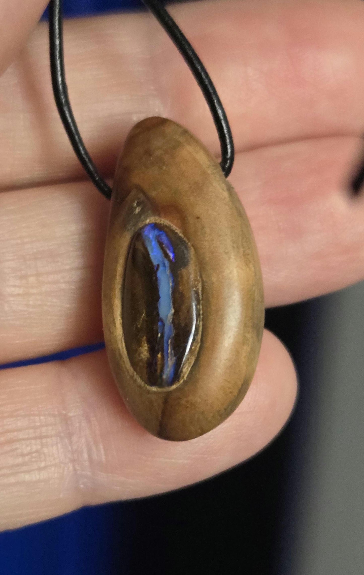 Kleine Baumperlen Anhänger der Eiche mit Boulder Opal, Holz Anhänger mit Edelstein, 29 x 14 x 9 mm, an verstellbarem Lederband