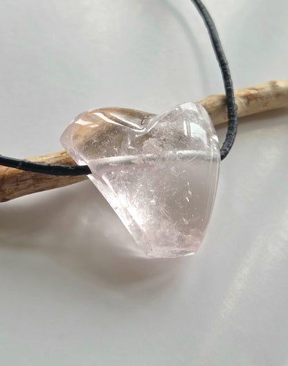 Hochqualitativer Morganit hell rosa Beryll selten Anhänger 30 x 27 x 12 mm, gebohrt an verstellbarem Lederband, Unikat