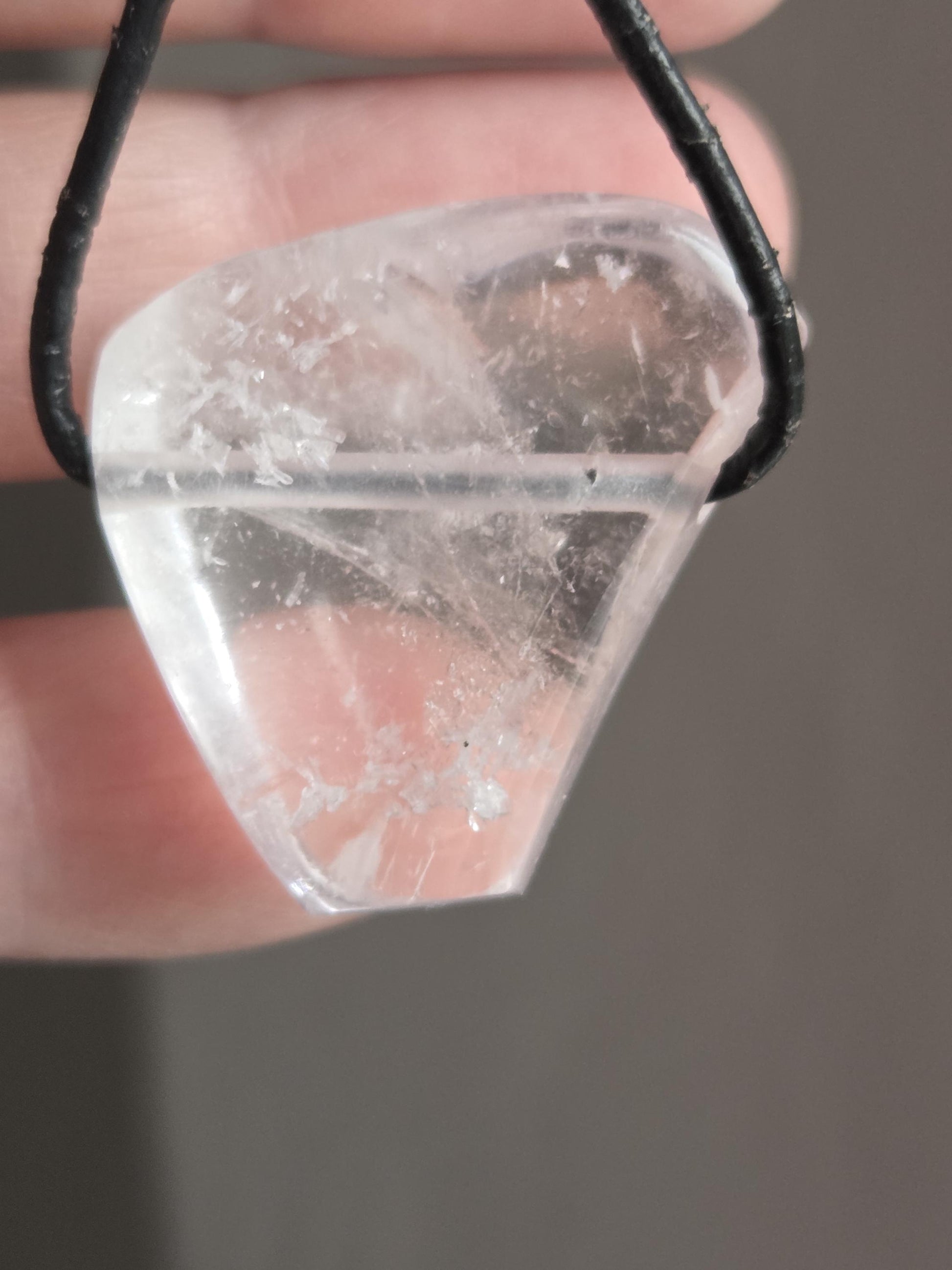 Hochqualitativer Morganit hell rosa Beryll selten Anhänger 30 x 27 x 12 mm, gebohrt an verstellbarem Lederband, Unikat