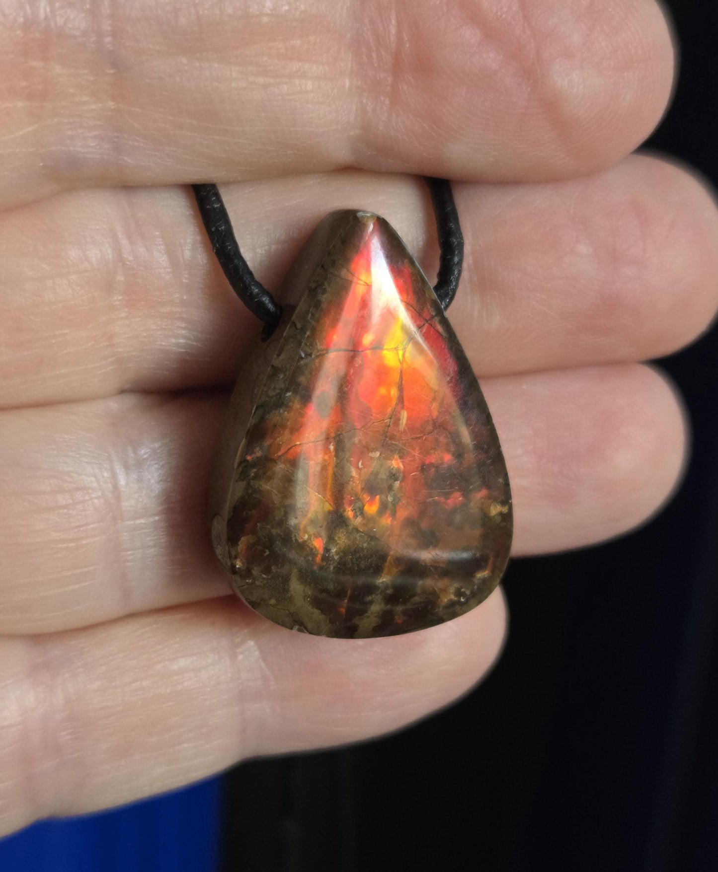 Seltener Ammolith Opal rot, Anhänger aus Alberta Kanada, 30 x 21 x 7 mm, gebohrt, an verstellbarem Lederband, Ammolit Ammonit