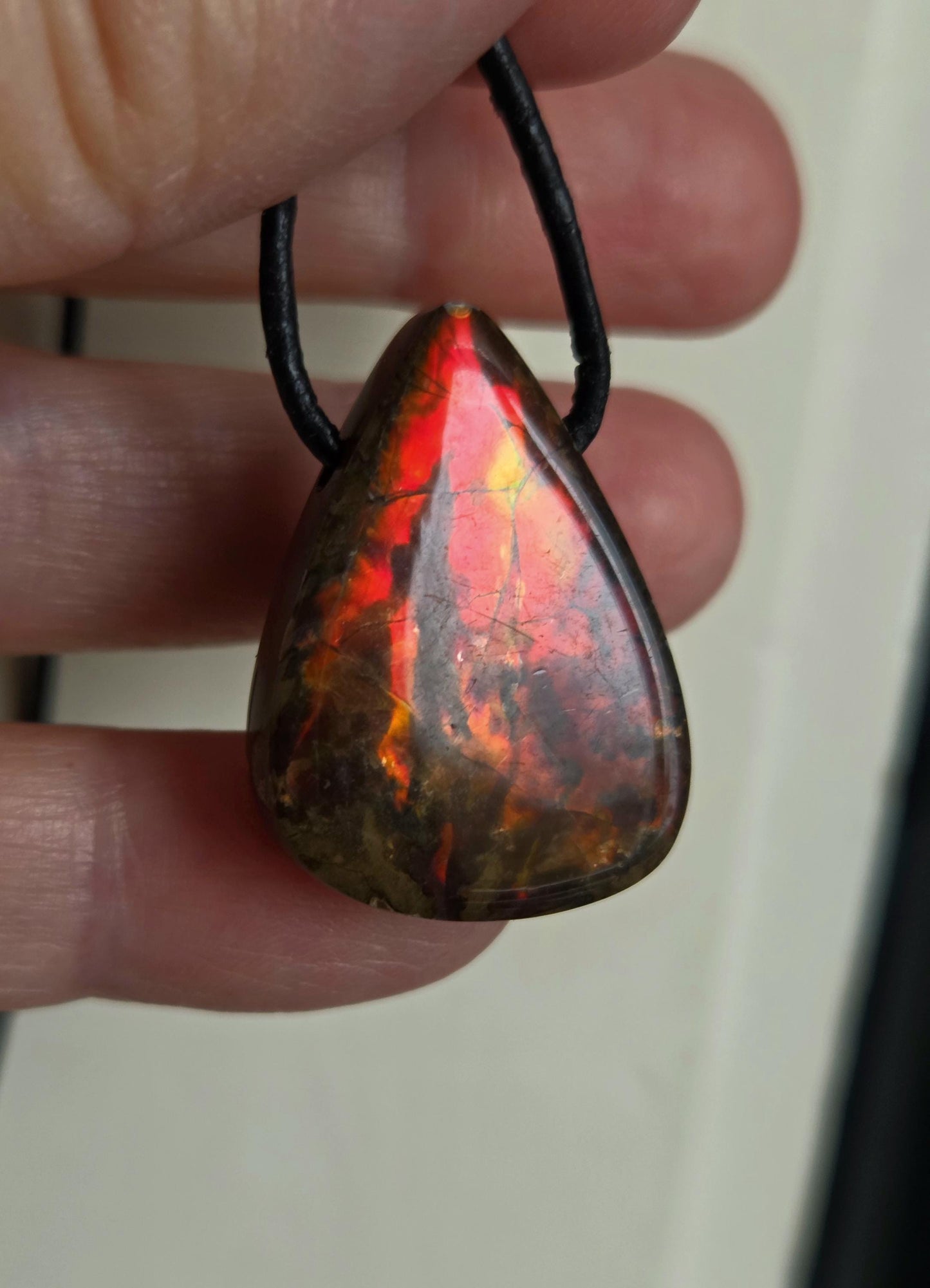 Seltener Ammolith Opal rot, Anhänger aus Alberta Kanada, 30 x 21 x 7 mm, gebohrt, an verstellbarem Lederband, Ammolit Ammonit