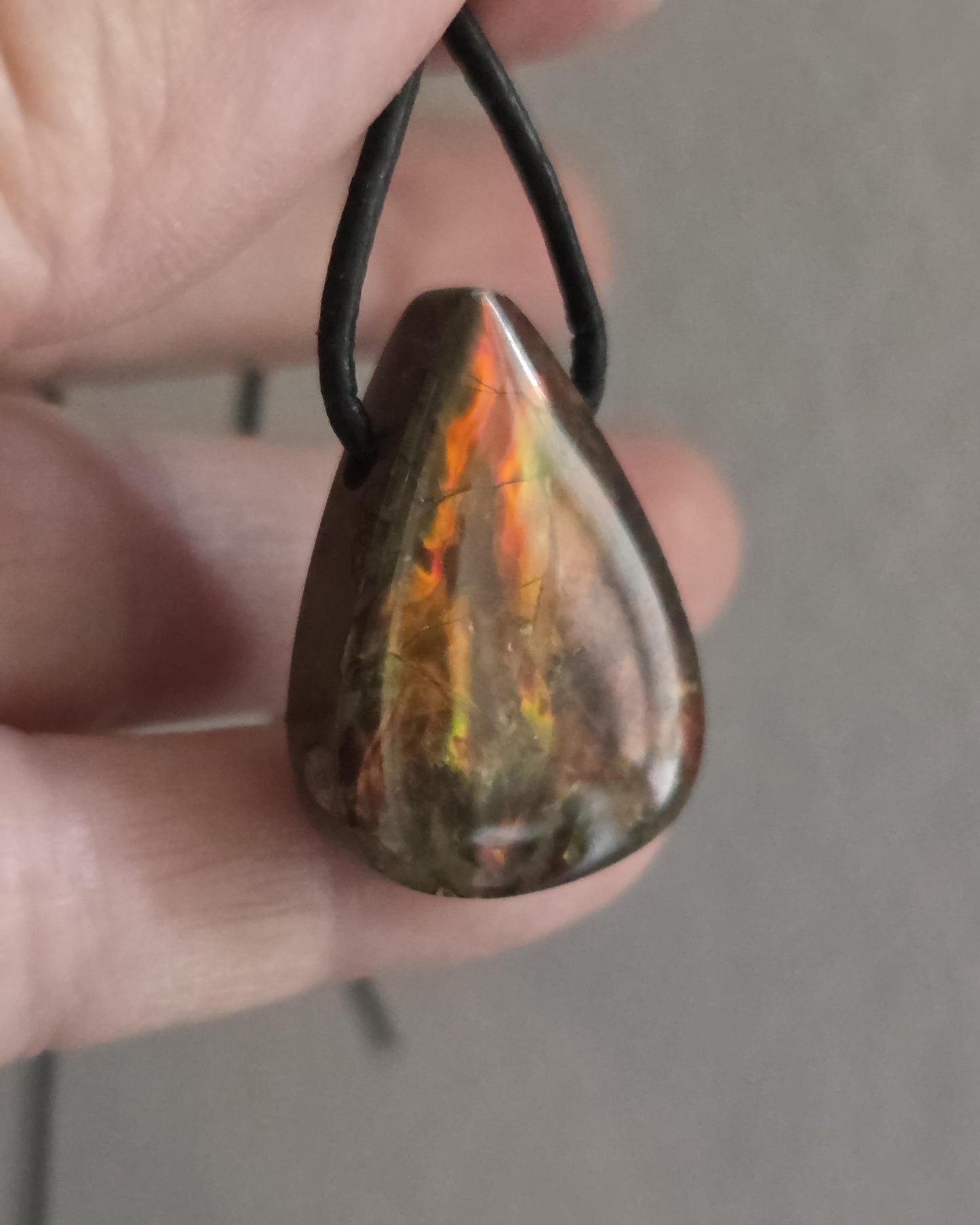 Seltener Ammolith Opal rot, Anhänger aus Alberta Kanada, 30 x 21 x 7 mm, gebohrt, an verstellbarem Lederband, Ammolit Ammonit