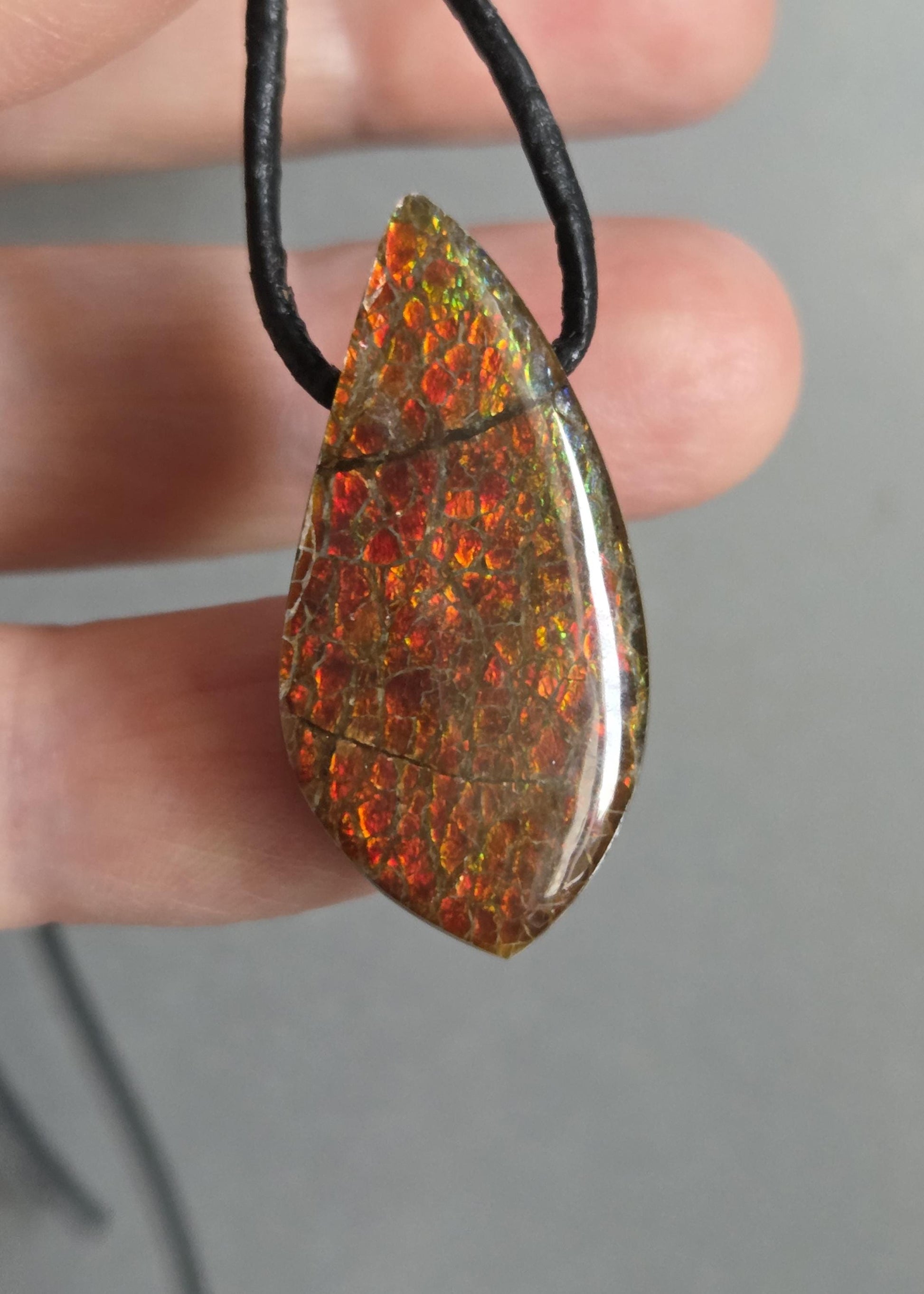 Traumhafter magischer Ammolith Opal Kirchenfenster Muster Anhänger, 33 x 17 x 7 mm, gebohrt, an verstellbarem Lederband, Ammolit