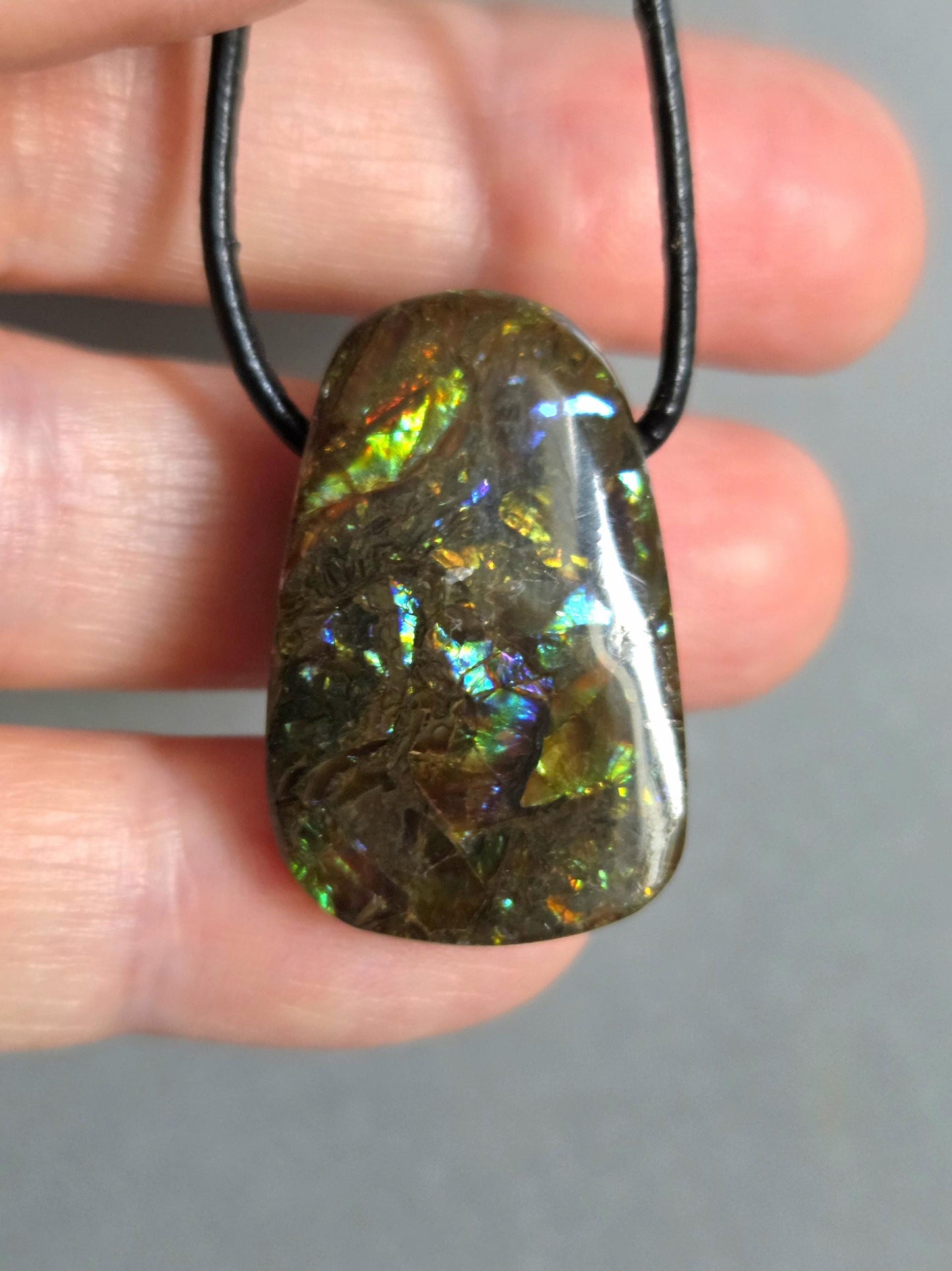 Magischer Ammolith Opal Anhänger blau grün gold, aus Kanada, 28 x 19 x 8 mm, gebohrt, an verstellbarem Lederband, Ammolit ,Ammonit