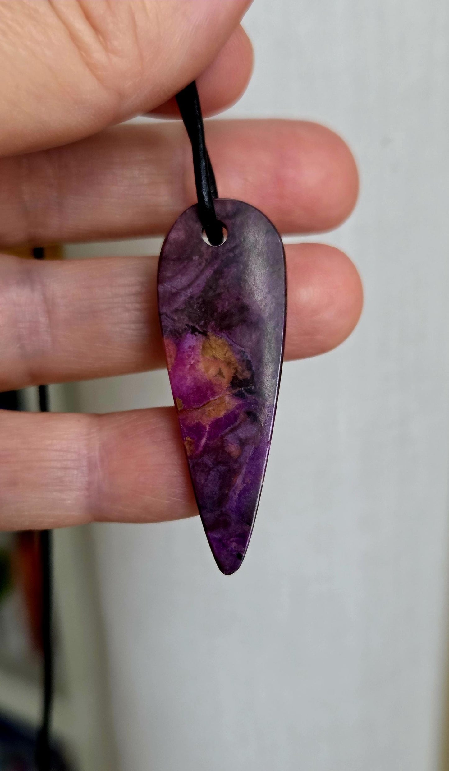 Magischer Sugilith Anhänger , 45 x 16 x 7 mm, gebohrt, an verstellbarem Lederband, beidseitig tragbar