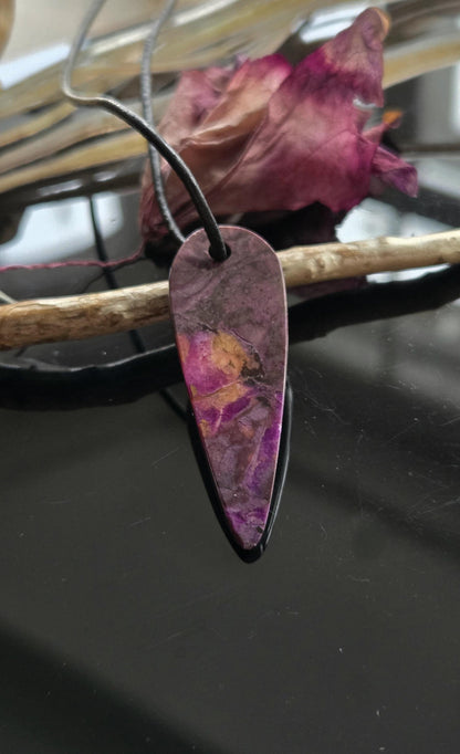 Magischer Sugilith Anhänger , 45 x 16 x 7 mm, gebohrt, an verstellbarem Lederband, beidseitig tragbar