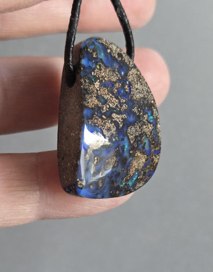 Atemberaubender Boulder Opal Anhänger,"Triton", 31 x 21 x 10 mm, gebohrt, an verstellbarem Lederband