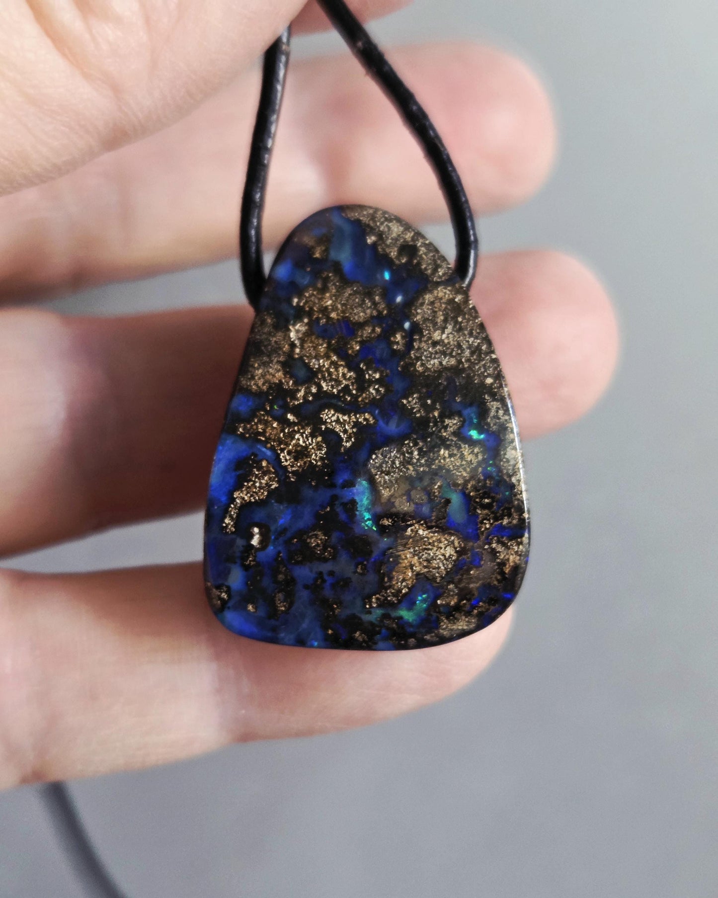 Atemberaubender Boulder Opal Anhänger,"Triton", 31 x 21 x 10 mm, gebohrt, an verstellbarem Lederband