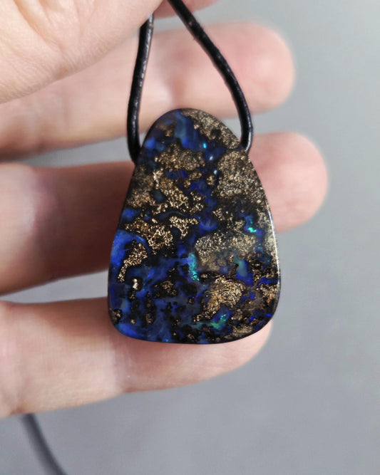Atemberaubender Boulder Opal Anhänger,"Triton", 31 x 21 x 10 mm, gebohrt, an verstellbarem Lederband