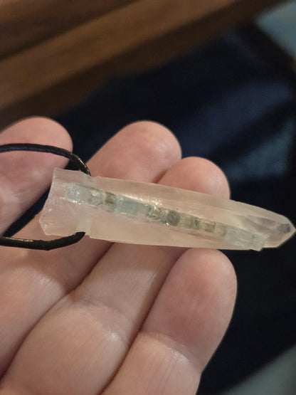 Aquamarin Stäbchen Beryll Rohstein in Quarz Anhänger, 51 x 14 x 15 mm, gebohrt, an verstellbarem Lederband