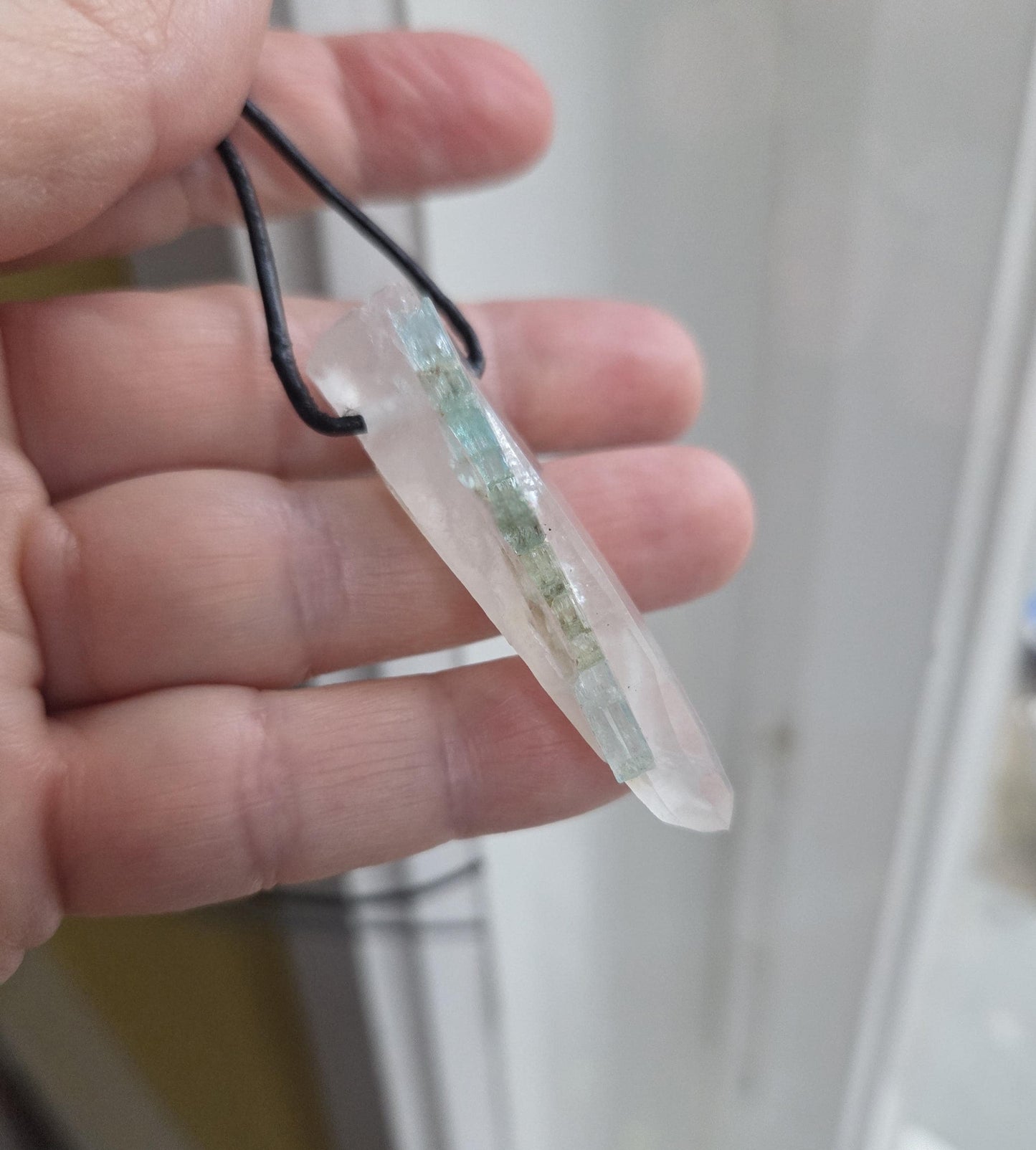 Aquamarin Stäbchen Beryll Rohstein in Quarz Anhänger, 51 x 14 x 15 mm, gebohrt, an verstellbarem Lederband