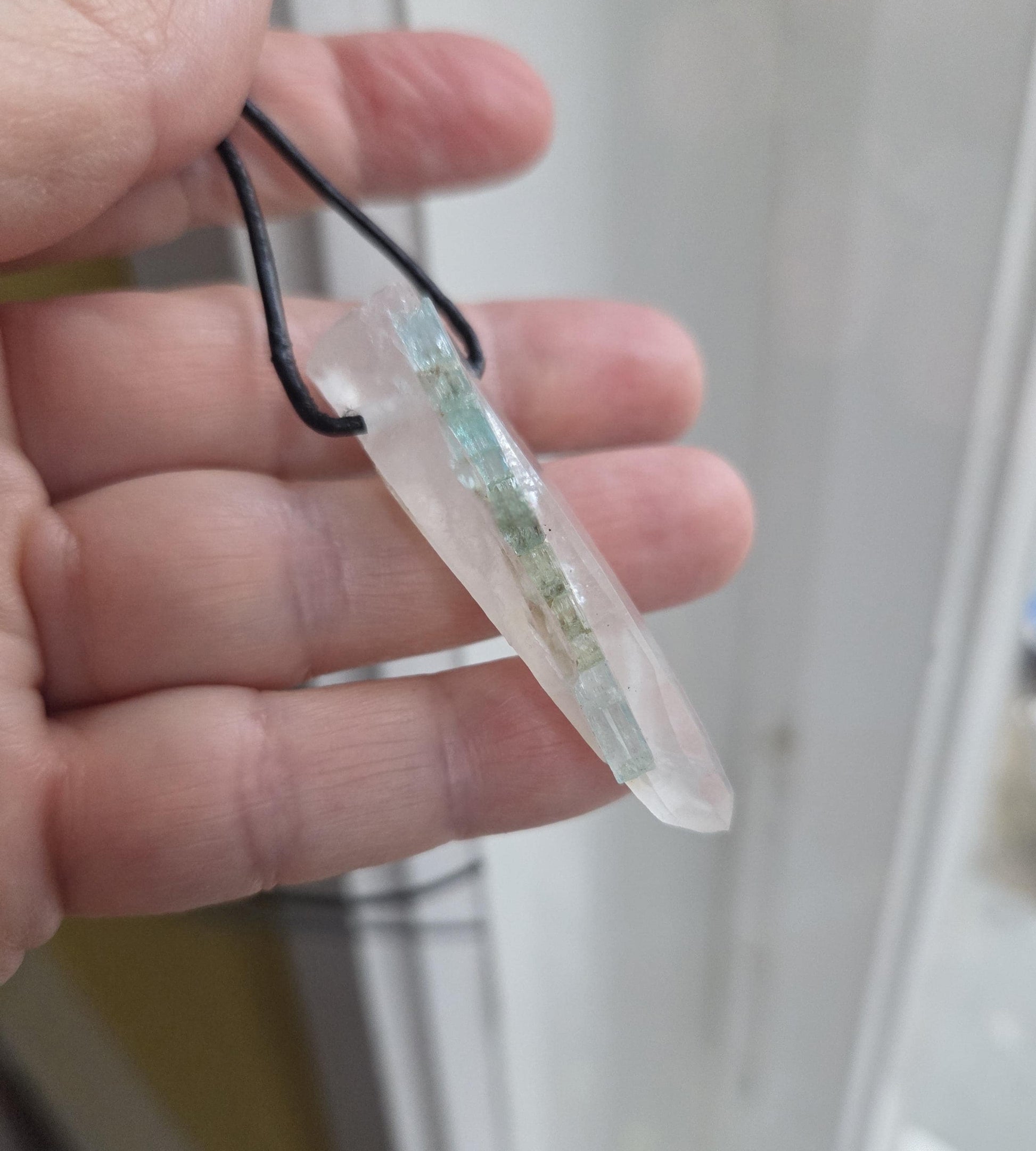 Aquamarin Stäbchen Beryll Rohstein in Quarz Anhänger, 51 x 14 x 15 mm, gebohrt, an verstellbarem Lederband