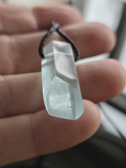 Aquamarin Stäbchen Beryll Rohstein Farbe blau Anhänger 30 x 13 x 9 mm, gebohrt, am Lederband, 5 39 g., 26,95ct.