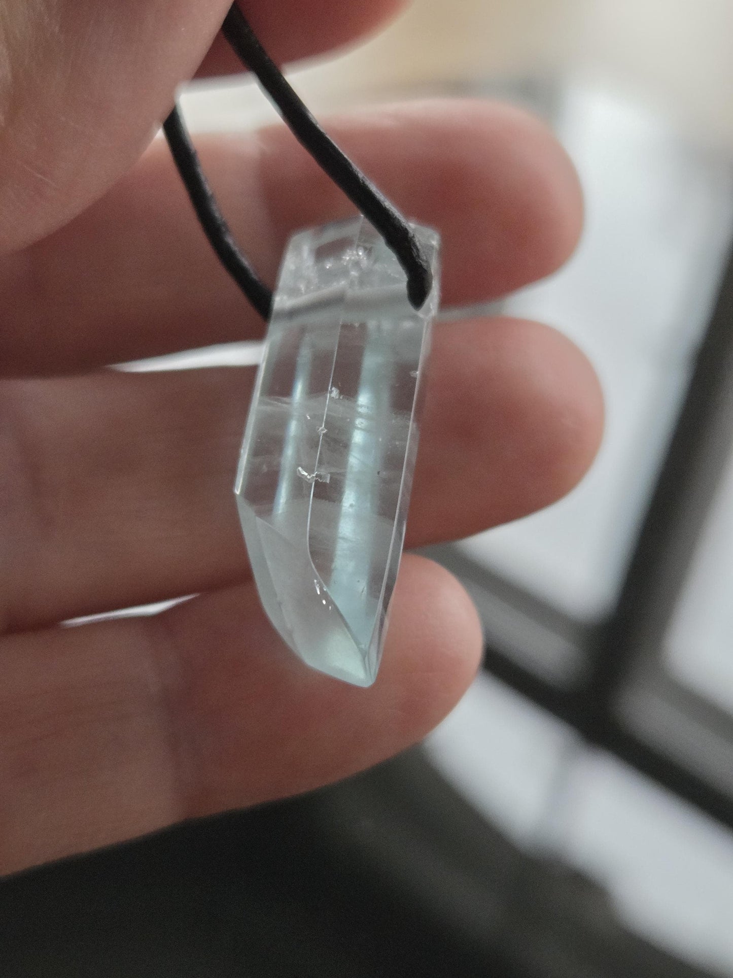 Aquamarin Stäbchen Beryll Rohstein Farbe blau Anhänger 30 x 13 x 9 mm, gebohrt, am Lederband, 5 39 g., 26,95ct.