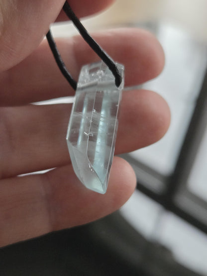 Aquamarin Stäbchen Beryll Rohstein Farbe blau Anhänger 30 x 13 x 9 mm, gebohrt, am Lederband, 5 39 g., 26,95ct.