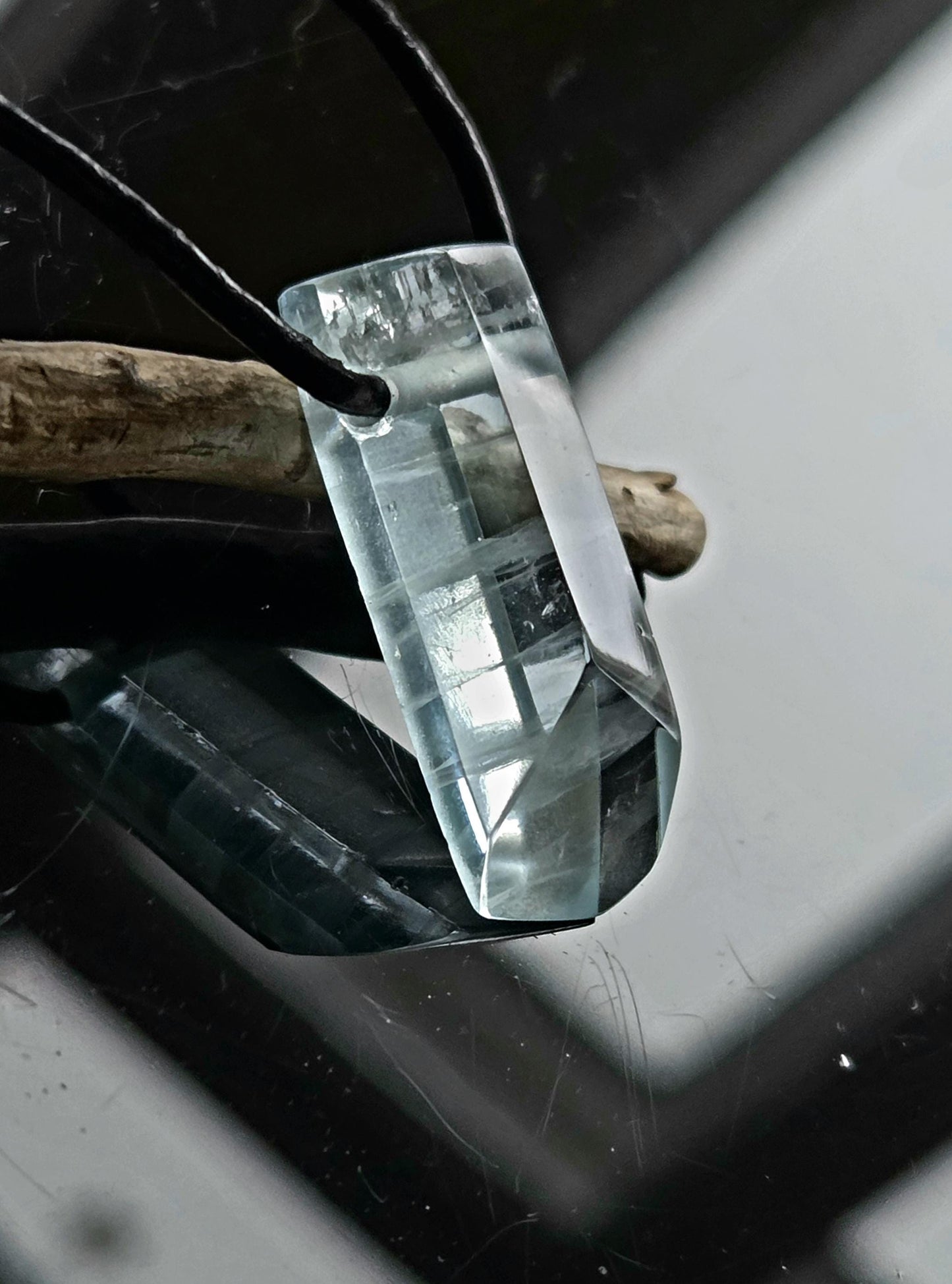 Aquamarin Stäbchen Beryll Rohstein Farbe blau Anhänger 30 x 13 x 9 mm, gebohrt, am Lederband, 5 39 g., 26,95ct.