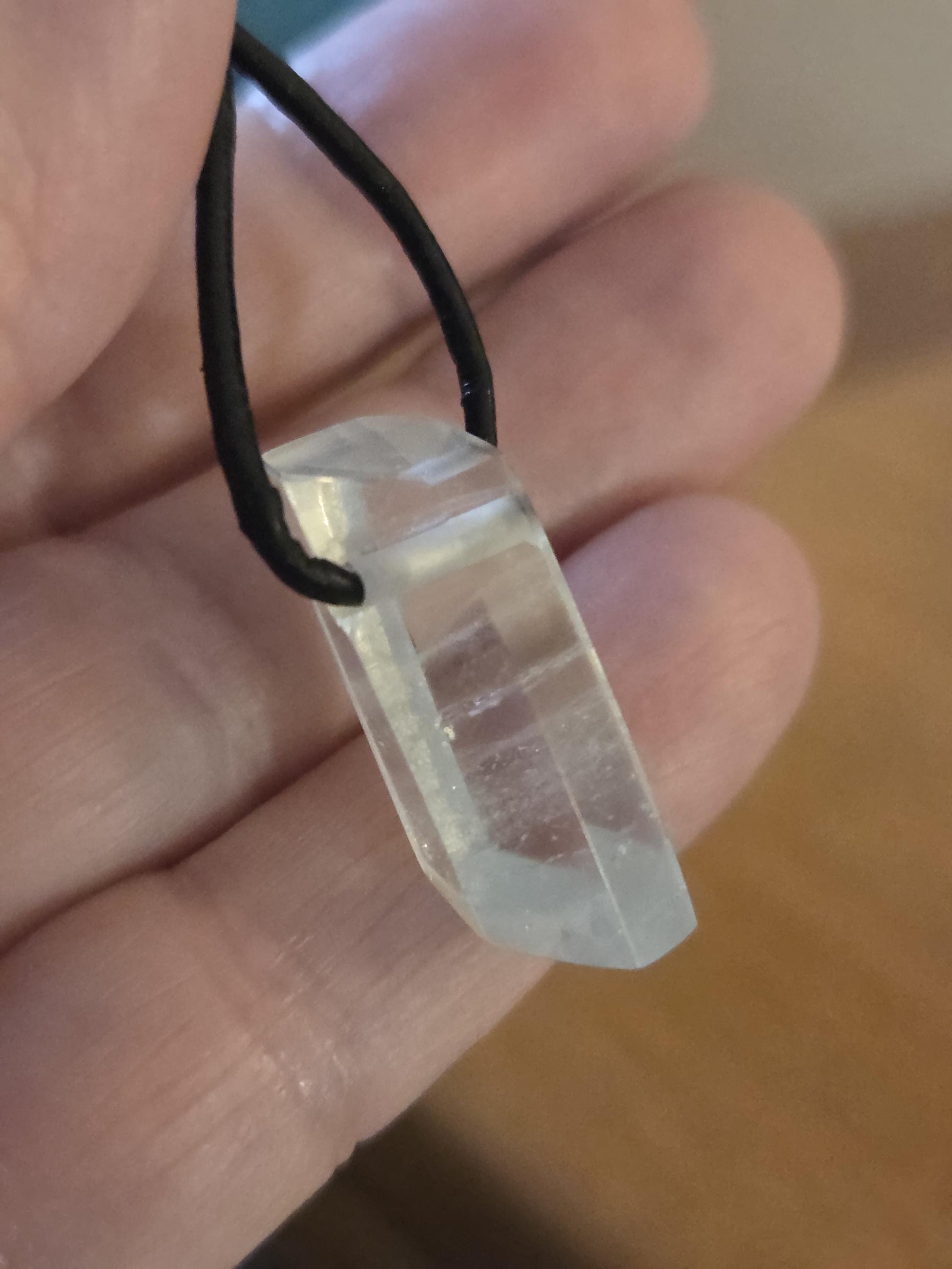 Aquamarin Stäbchen Beryll Goshenit Rohstein Farbe, sehr hell, zart blau Anhänger 26 x 11 x 10 mm, gebohrt, am Lederband, 4,10 g., 20,50 ct.