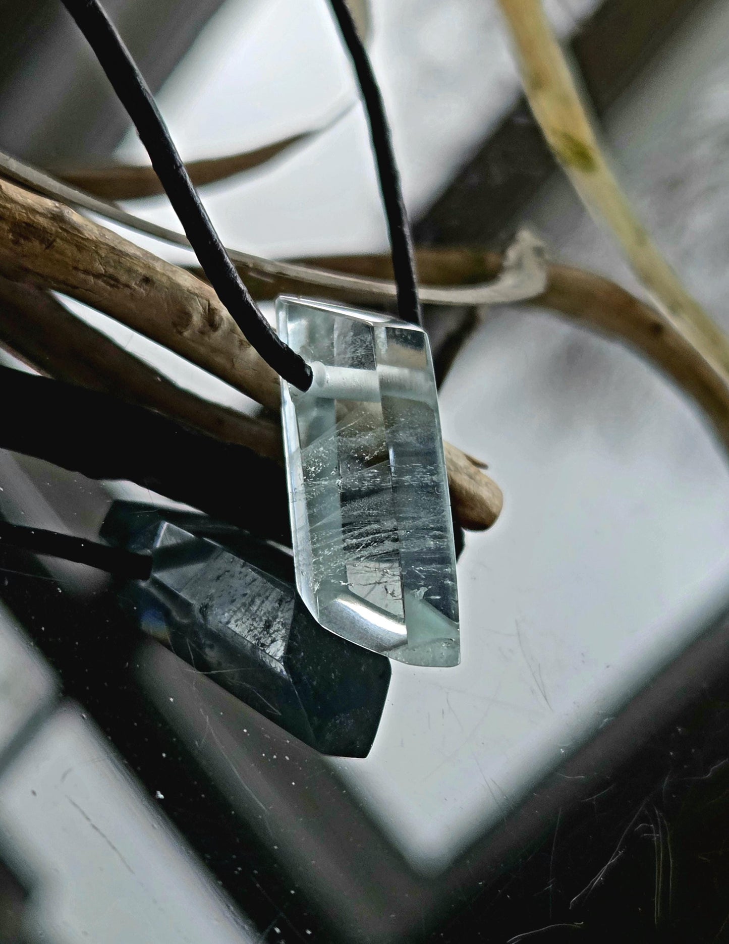 Aquamarin Stäbchen Beryll Goshenit Rohstein Farbe, sehr hell, zart blau Anhänger 26 x 11 x 10 mm, gebohrt, am Lederband, 4,10 g., 20,50 ct.