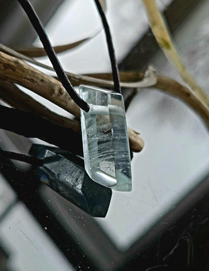 Aquamarin Stäbchen Beryll Goshenit Rohstein Farbe, sehr hell, zart blau Anhänger 26 x 11 x 10 mm, gebohrt, am Lederband, 4,10 g., 20,50 ct.