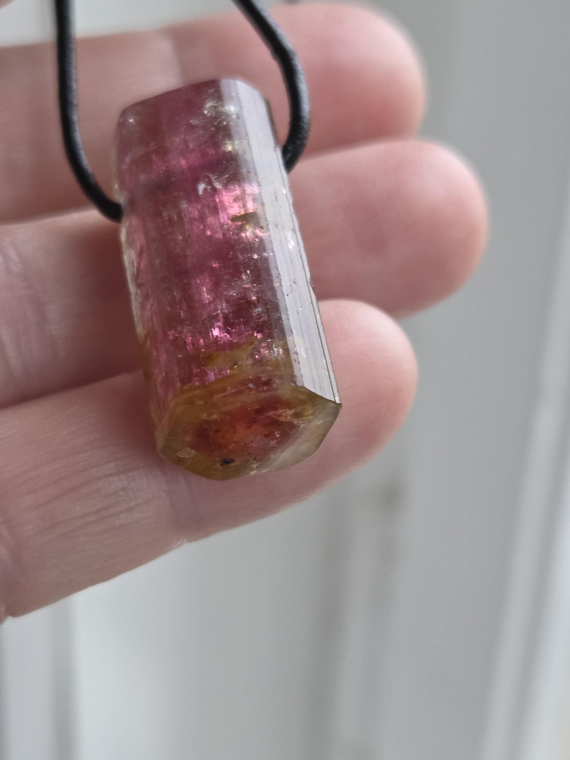 Atemberaubender Rubellit Turmalin Bicolor pink rot gelb Rohstein Stäbchen Anhänger, 29 x 15 x 13 gebohrt, an verstellbarem Lederband