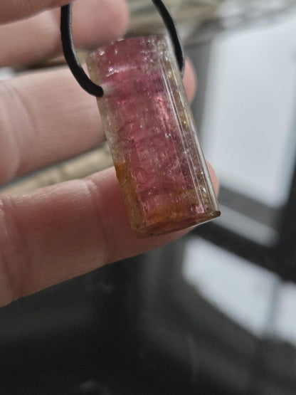 Atemberaubender Rubellit Turmalin Bicolor pink rot gelb Rohstein Stäbchen Anhänger, 29 x 15 x 13 gebohrt, an verstellbarem Lederband